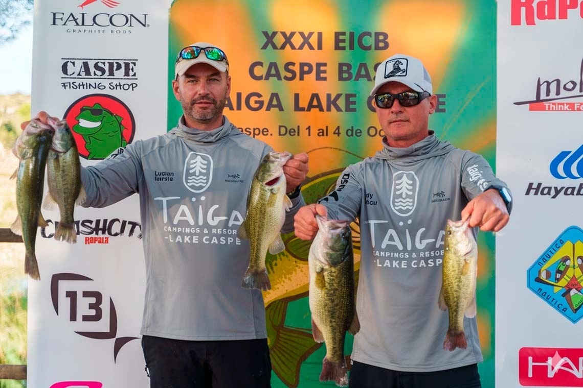 Siluetas de un grupo de pescadores se alinean en un muelle con sus cañas de pescar, frente a un cielo nublado y el mar.