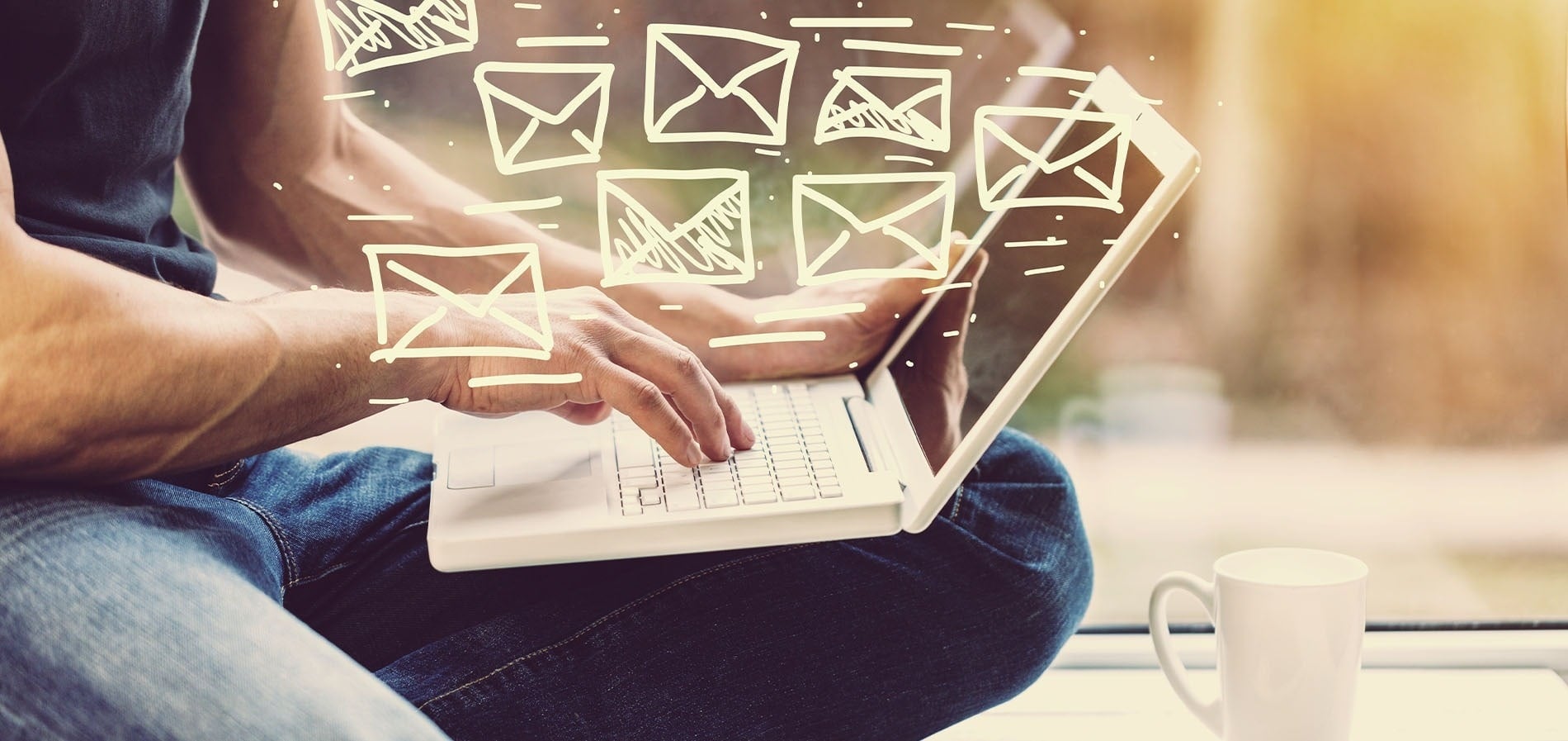 een tafel en stoelen op een veranda van een mobilhome