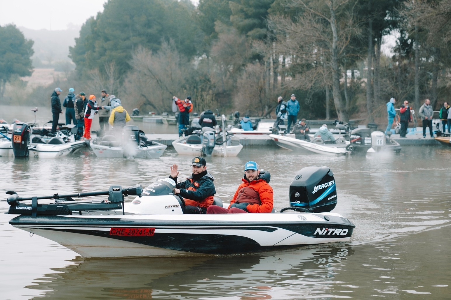 Pescadores en barco Nitro con motor Mercury para competición Taiga Corporativa en lago.