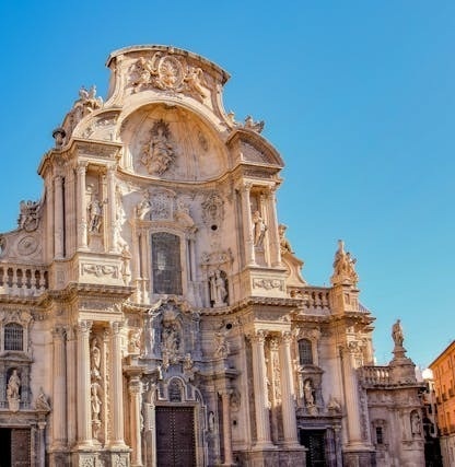 l' edifici més gran de la ciutat és una catedral