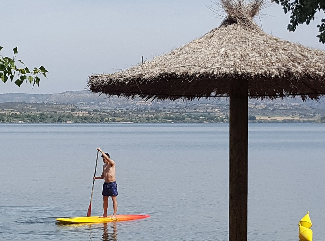 un home a l' aigua amb un paddle board