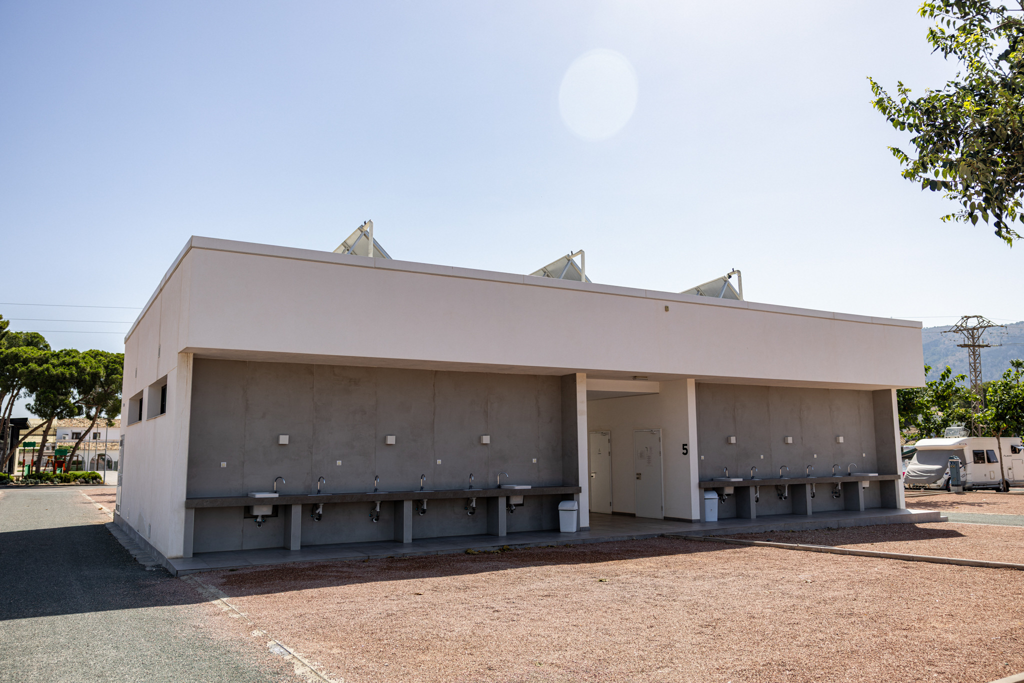 Bloques sanitarios modernos y adaptados en TAIGA Benidorm.