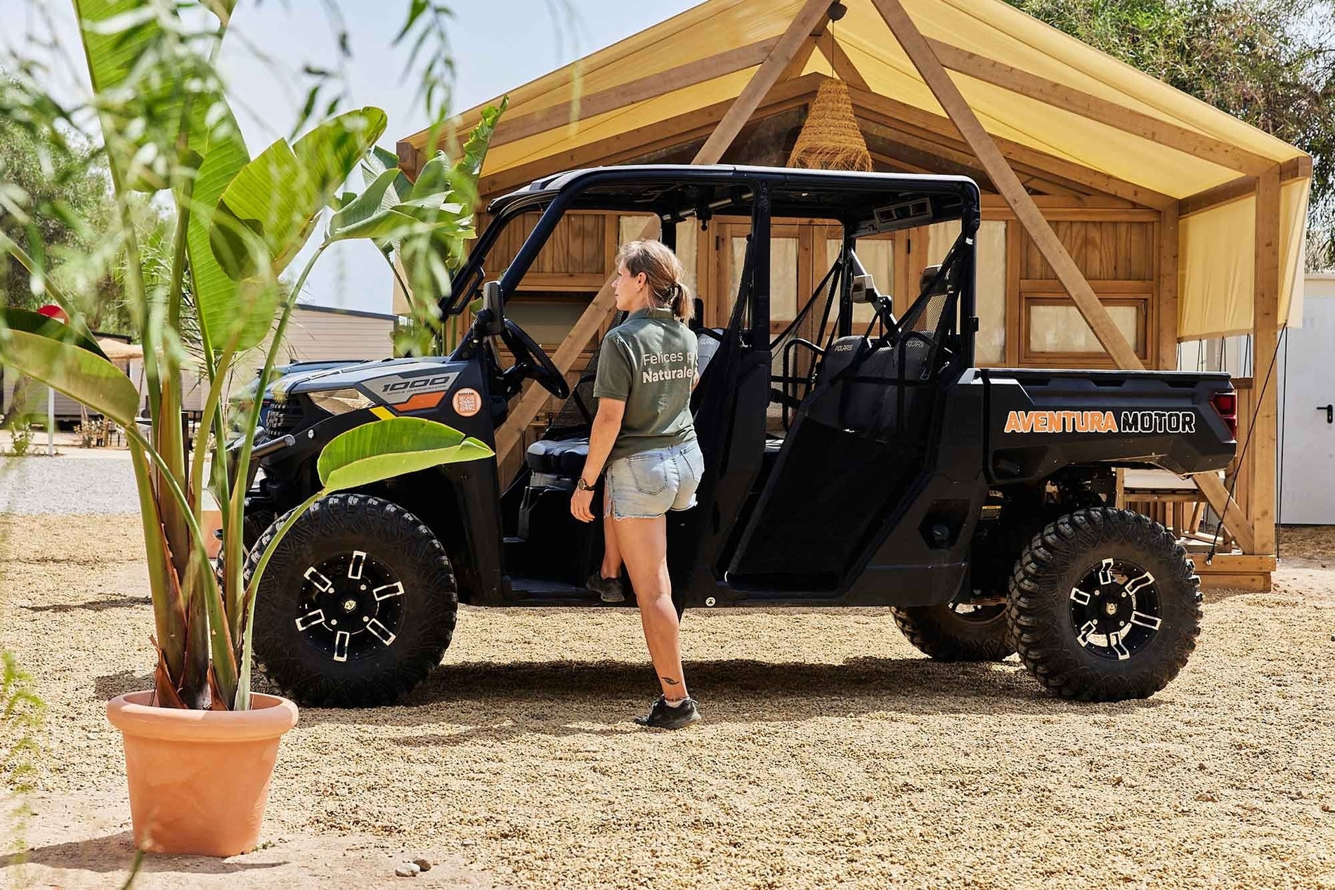 una jove s'acosta a un atv amb la imatge de aventura motor
