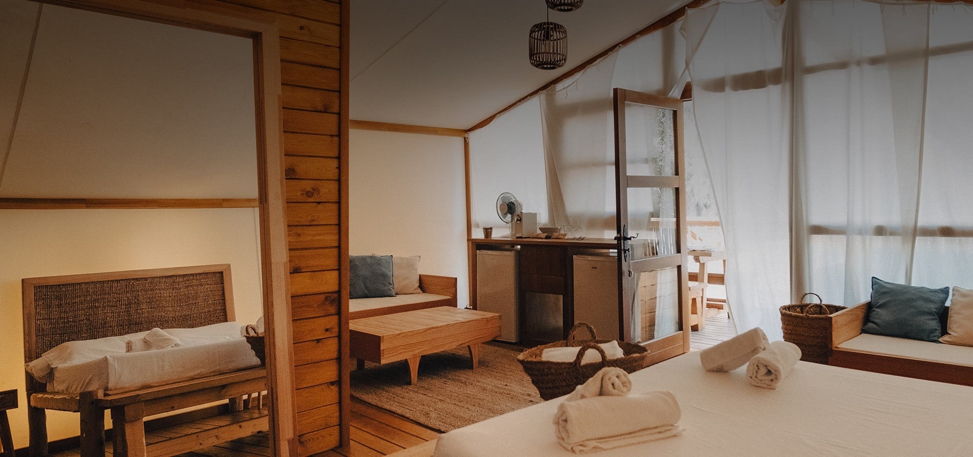 una habitación con muebles de madera y cortinas blancas