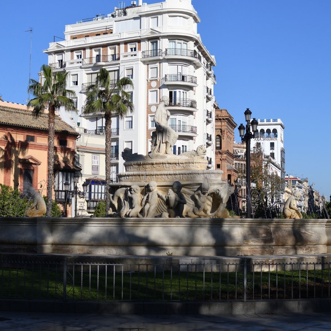 eine Statue in einem Park vor einem Gebäude mit der Aufschrift ' hotel ' darauf