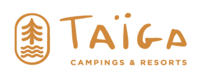 un logotipo para taiga campings y resorts con un árbol en el medio