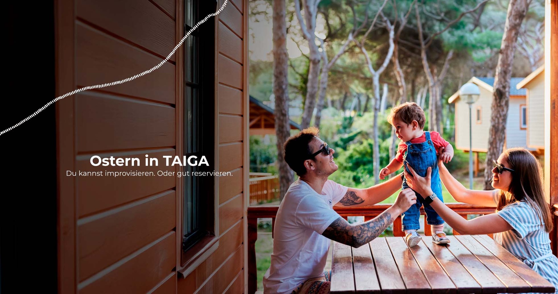 Eine Familie verbringt auf der Veranda einer Holzhütte Zeit mit ihrem Kleinkind, während ein Text-Overlay für die "Paasweek in TAIGA" wirbt.