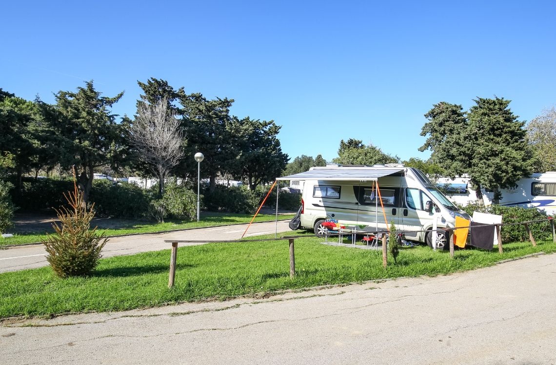 eine Luftaufnahme eines Golfplatzes mit zwei Sandbunkern