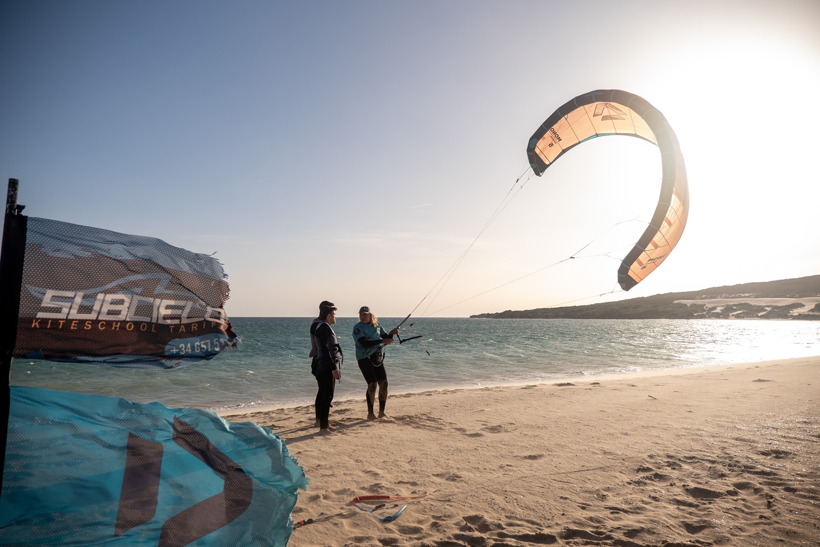 Classes de kitesurf Taiga: Corporativa a la platja, instructor i cometa
