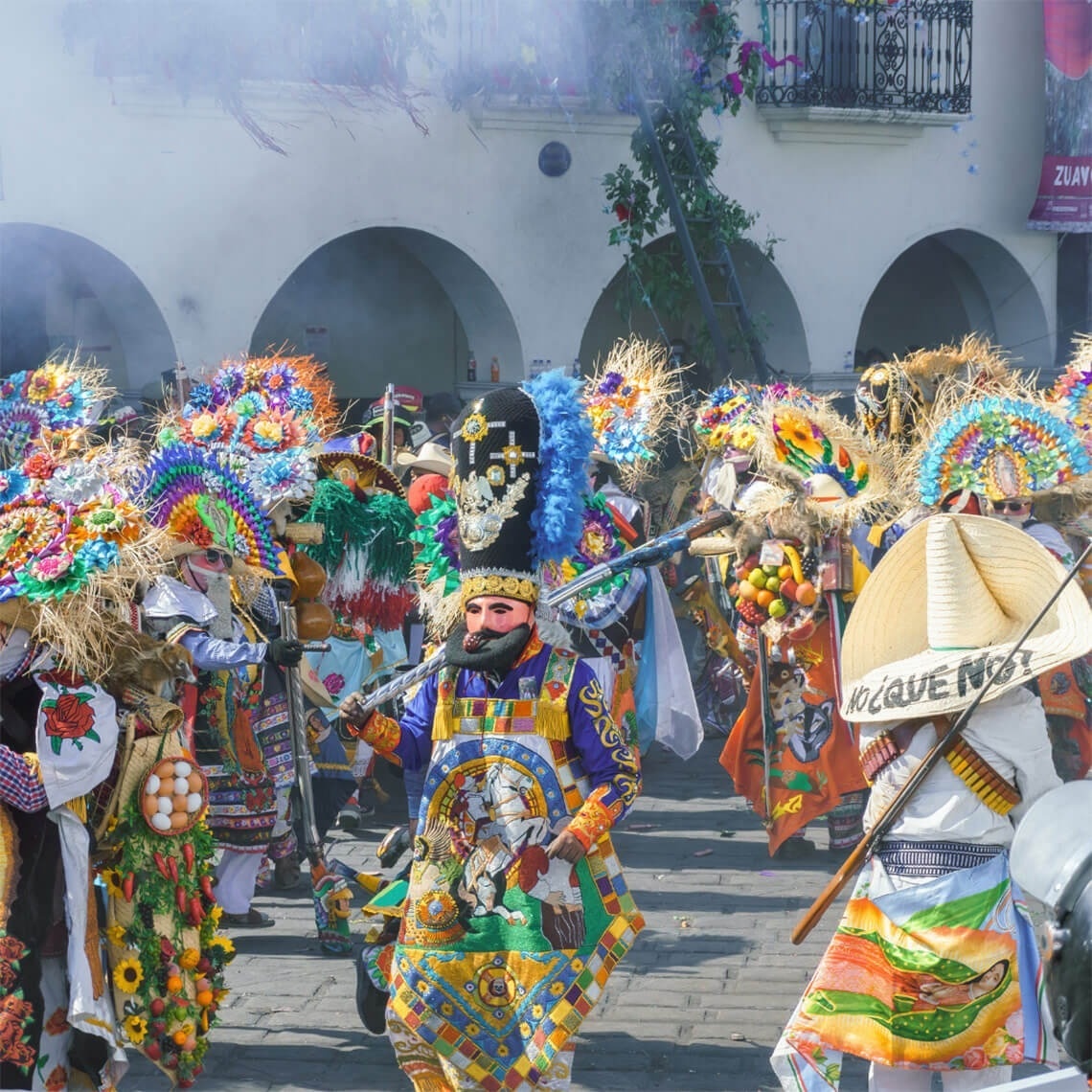 un grup de persones vestits amb costumes i sombrero i un sombrero que diu no que no
