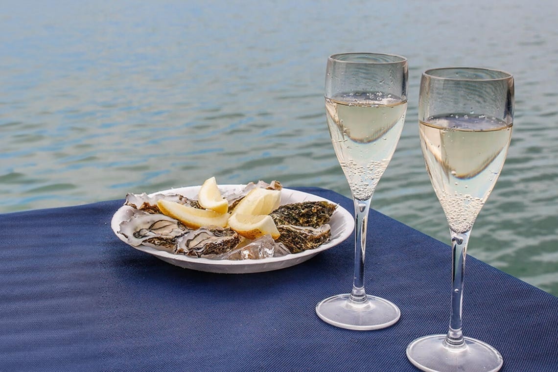 une assiette d' huîtres et deux verres de champagne sur une table