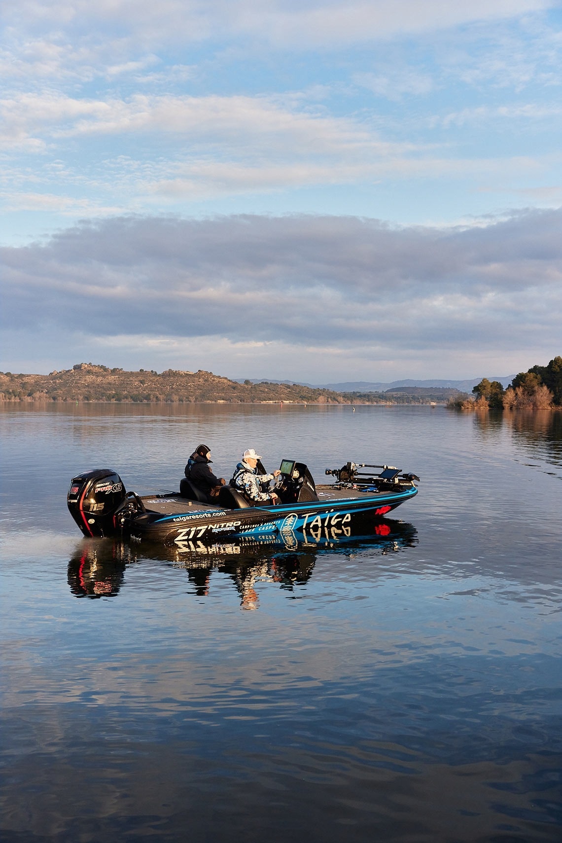 ein Mann sitzt in einem kleinen Boot auf einem See