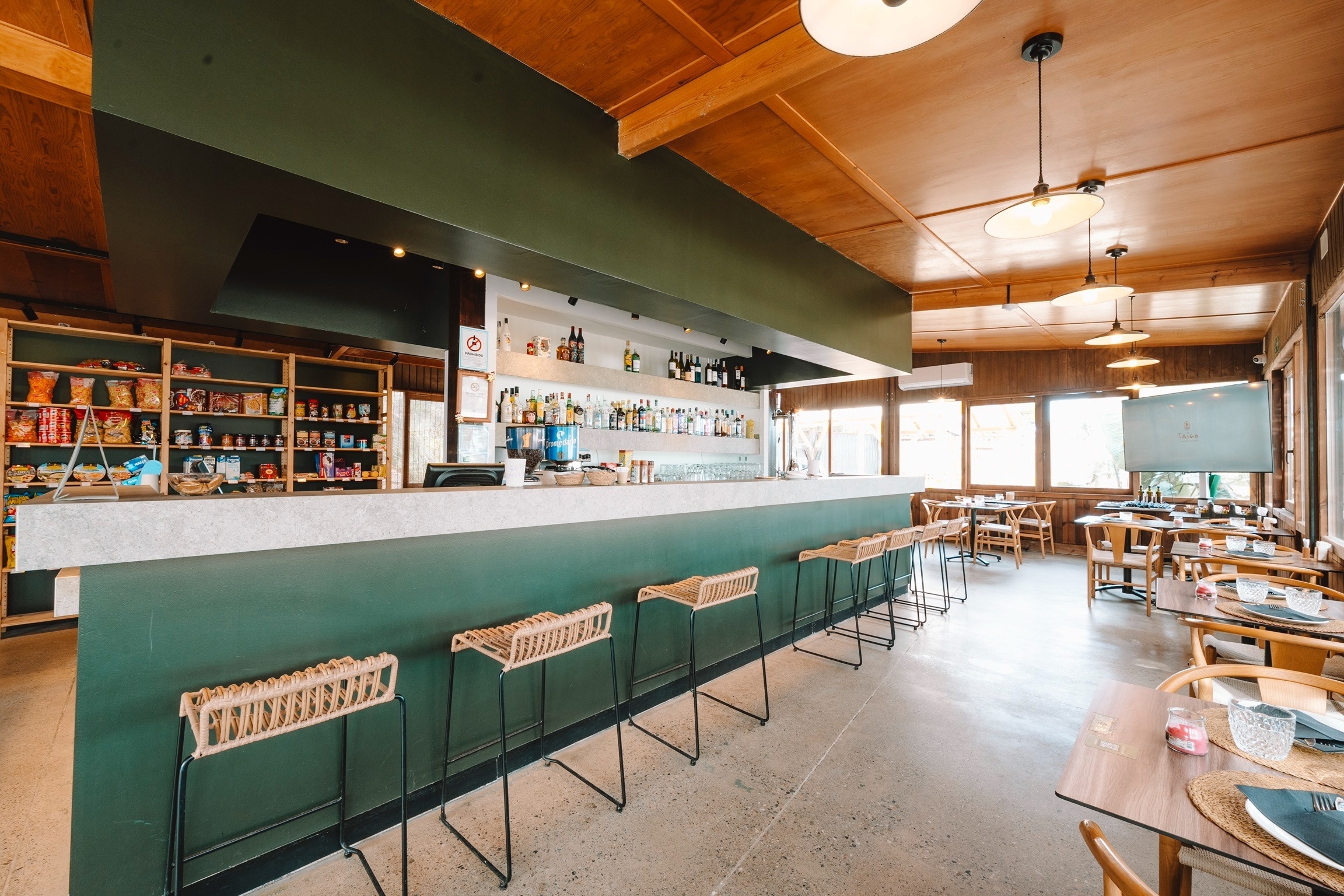 Taiga: Corporativa lounge met bar, tafels en stoelen.