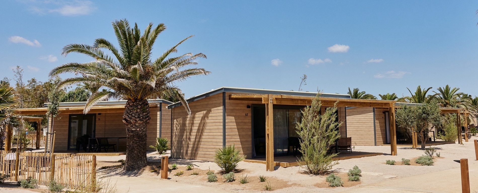 una cabaña de madera con el número 6 en la puerta