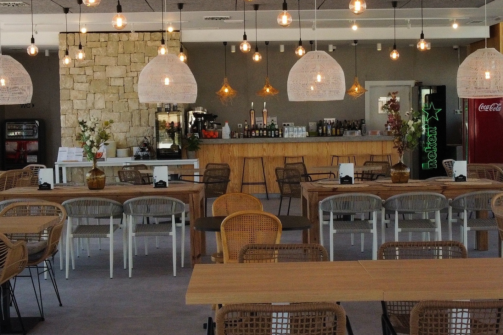 Gemütliches Ambiente im Taiga: Corporativa Restaurant mit rustikalen Tischen und moderner Beleuchtung.