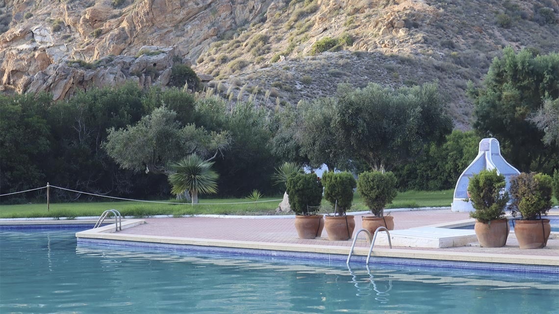 une route serpente autour d' un lac entouré de montagnes