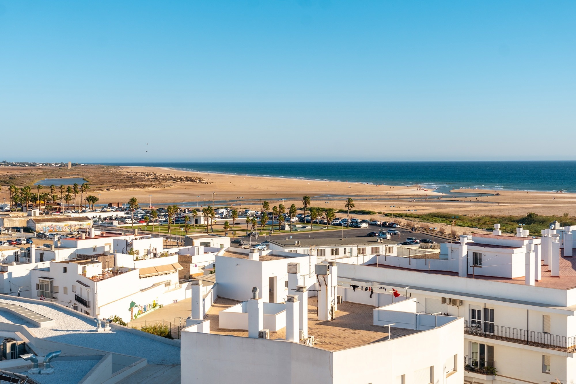 una vista aèria d' una ciutat blanca amb la torre de la catedral al fons