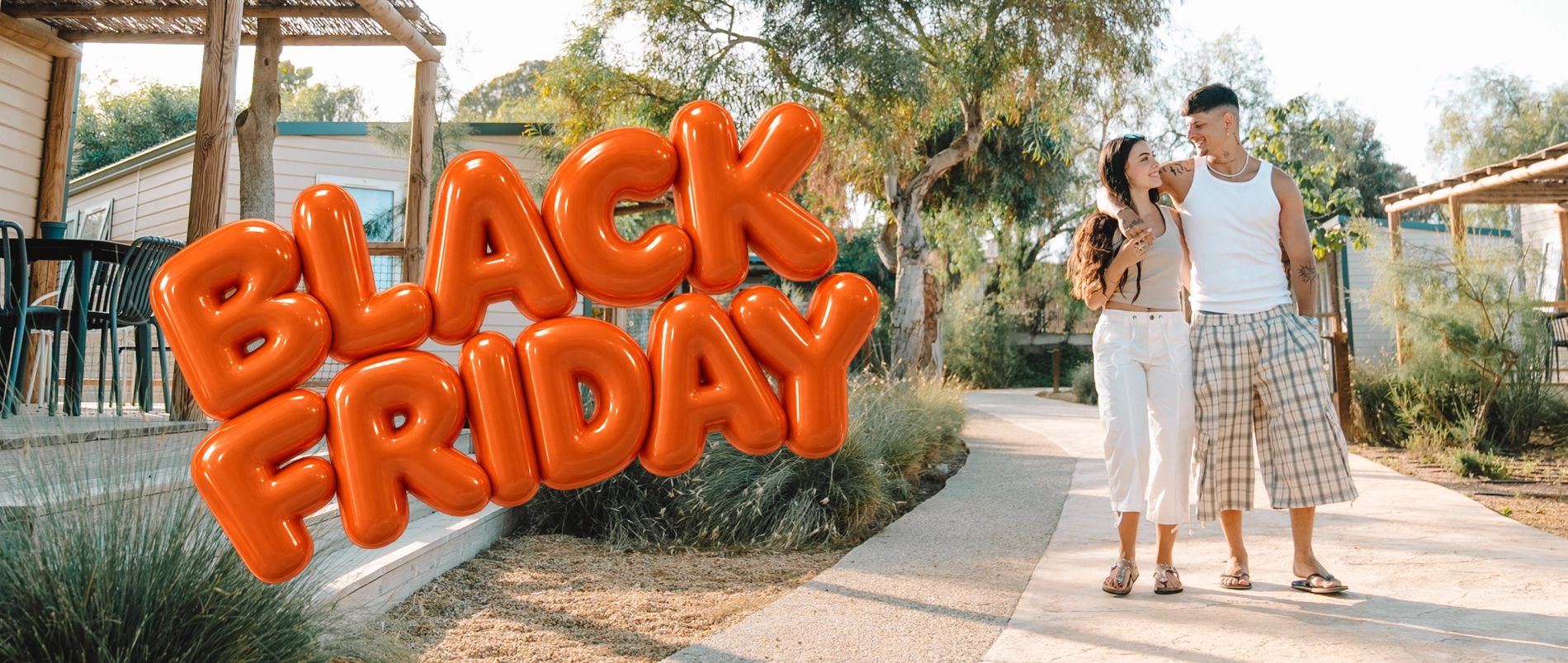 Twee geliefden genieten van een Black Friday aanbieding bij een hotel. TAIGA Benidorm (voorheen Camping La Media legua) | Campings