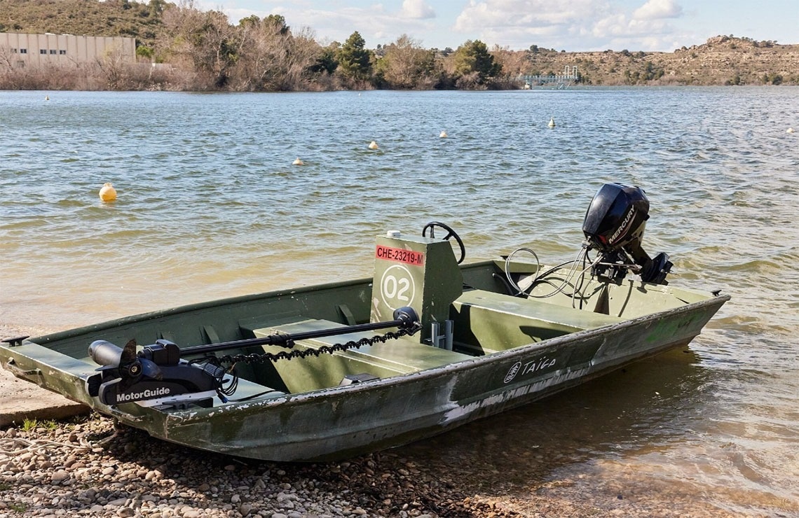 ein Motorguide-Boot sitzt am Ufer eines Sees