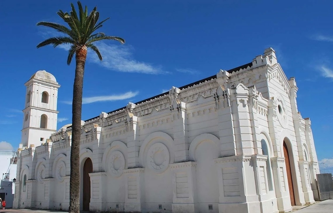 een uitzicht op de oceaan vanaf een klif met een witte toren op de top