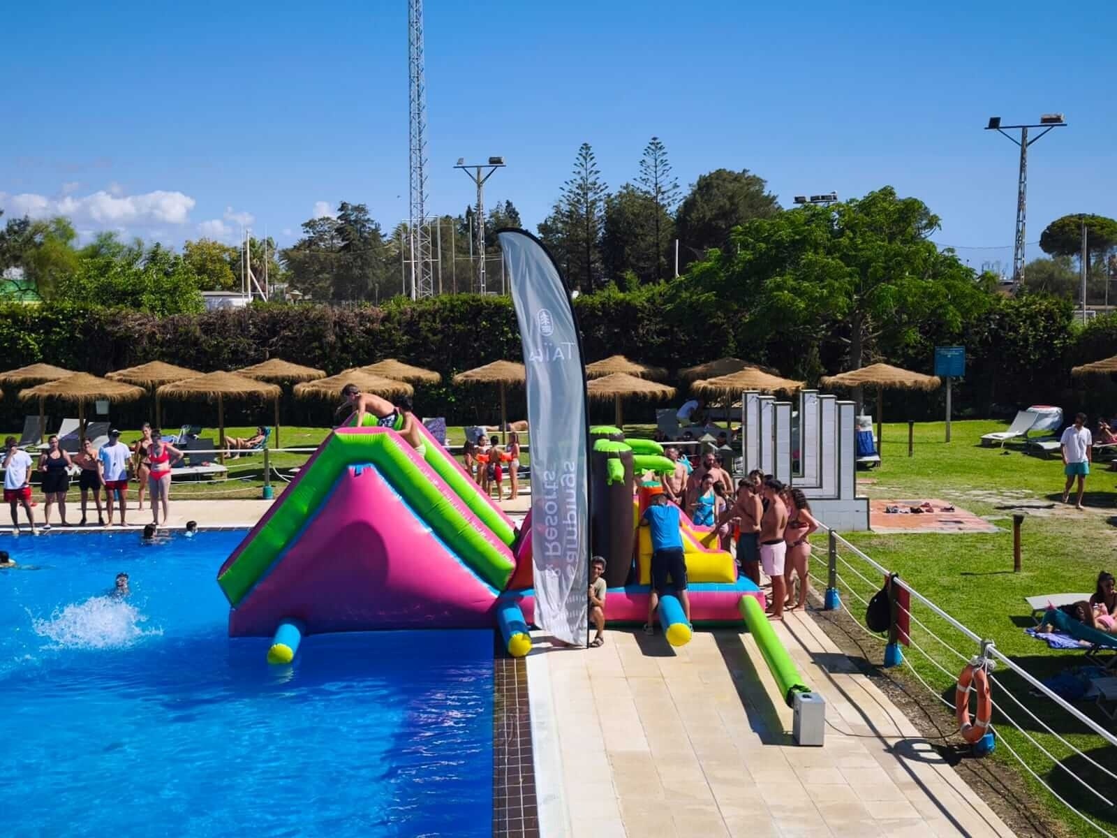 dos persones amb mochilas caminan por un sendero de montagna