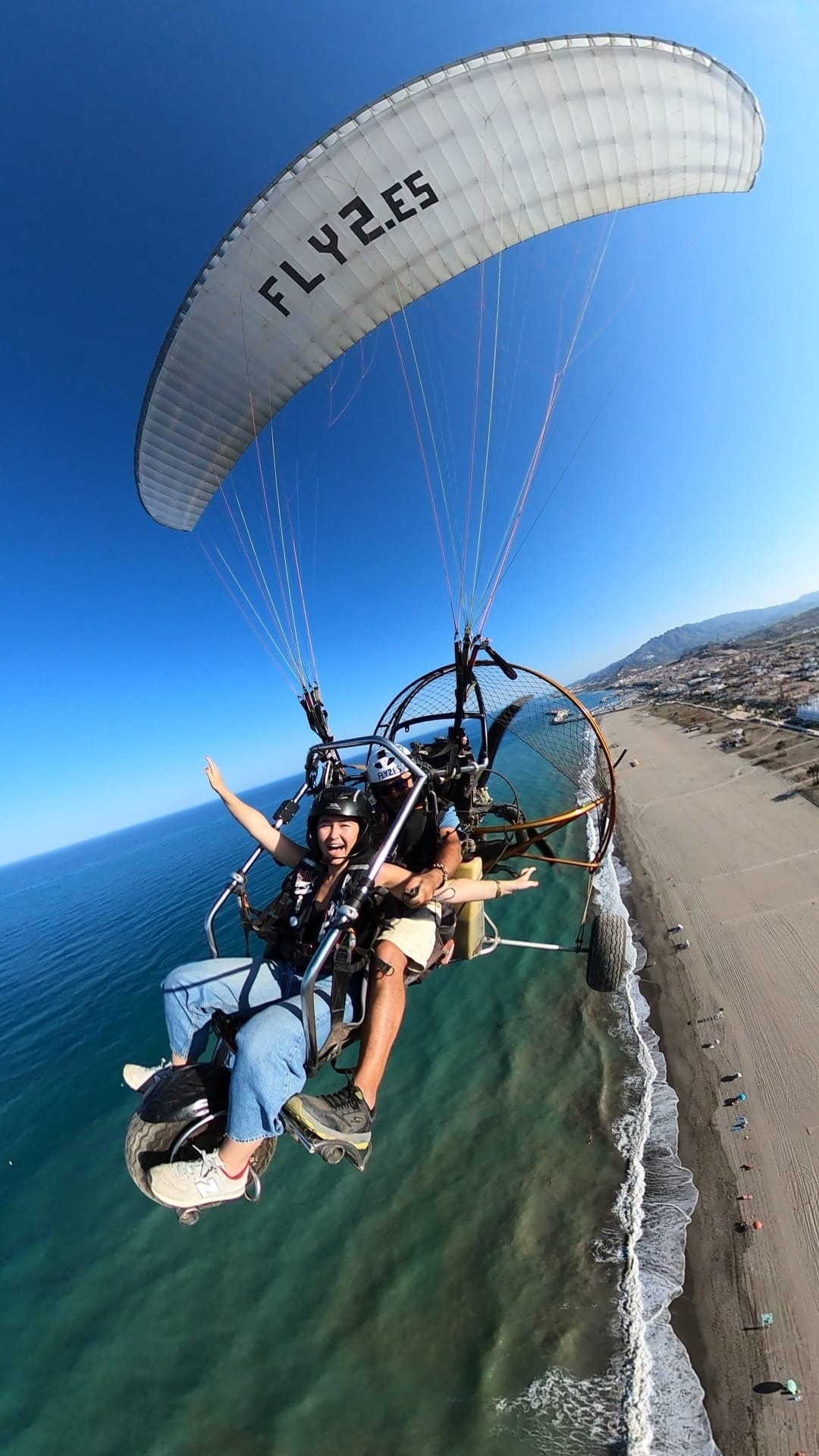 dos persones amb mochilas caminan por un sendero de montagna