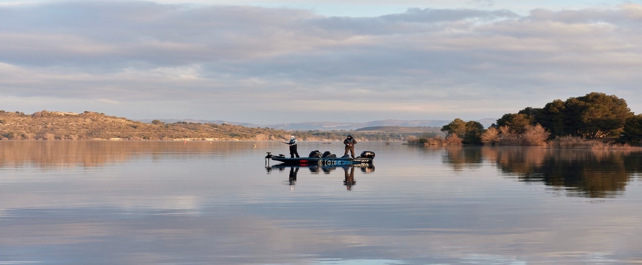 un grup de pescadors a bordo d' un petit barco