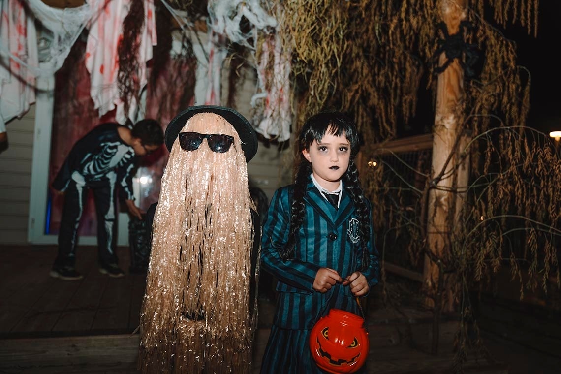 un homme et une femme montent à cheval sur la plage