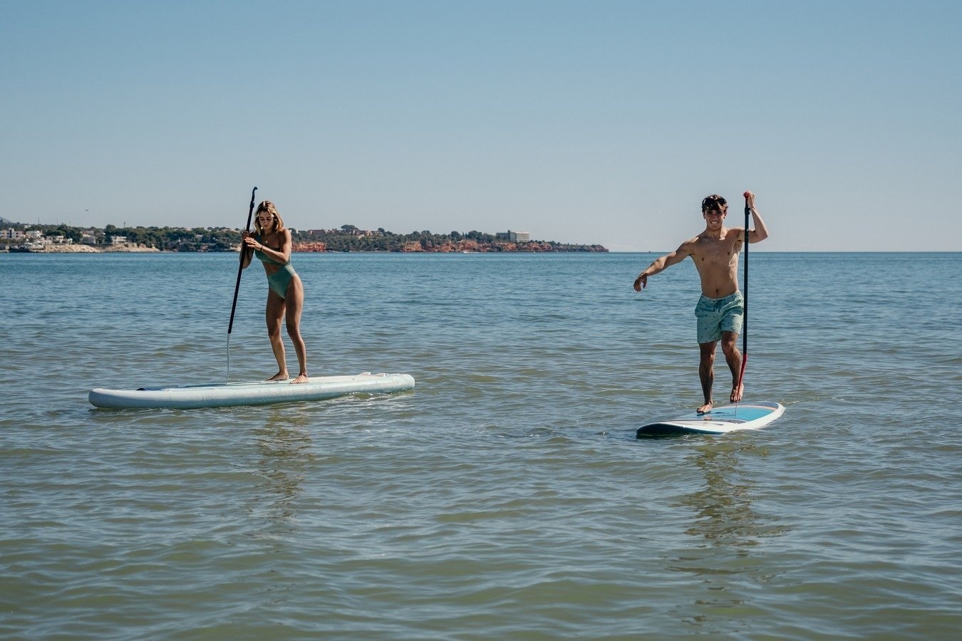 dos persones amb mochilas caminan por un sendero de montagna
