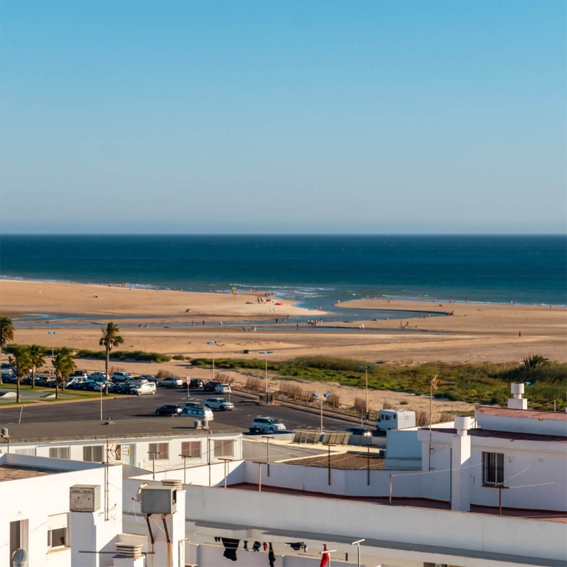 una vista de la platja i l' aigua de l' edifici