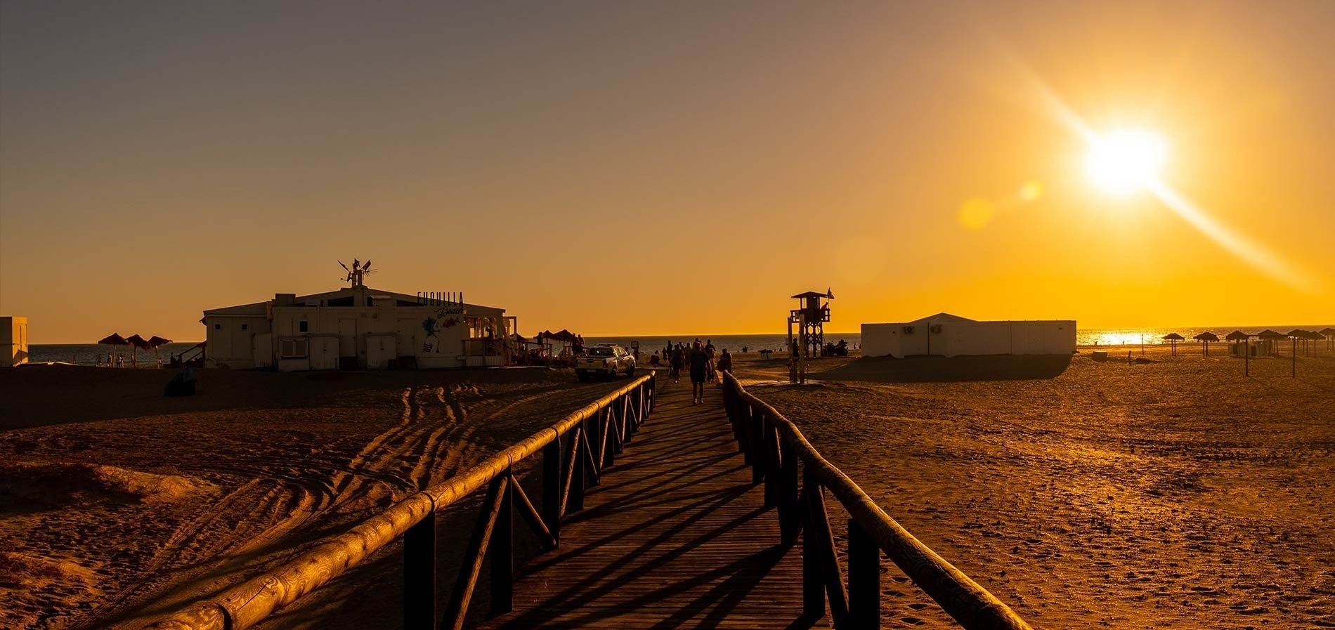 una vista aérea de una piscina junto a la playa