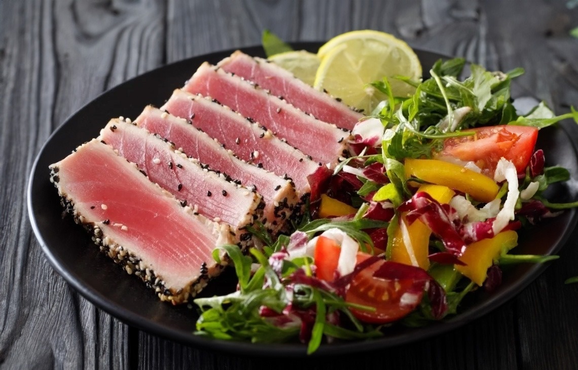 een uitzicht op de oceaan vanaf een klif met een witte toren op de top