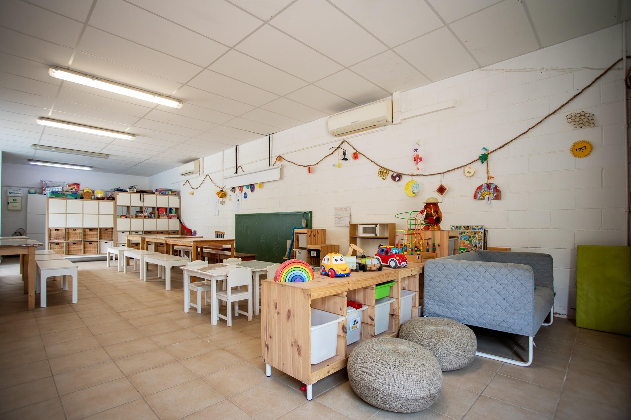 Aula infantil Taiga: mesas, sillas y juguetes para niños.