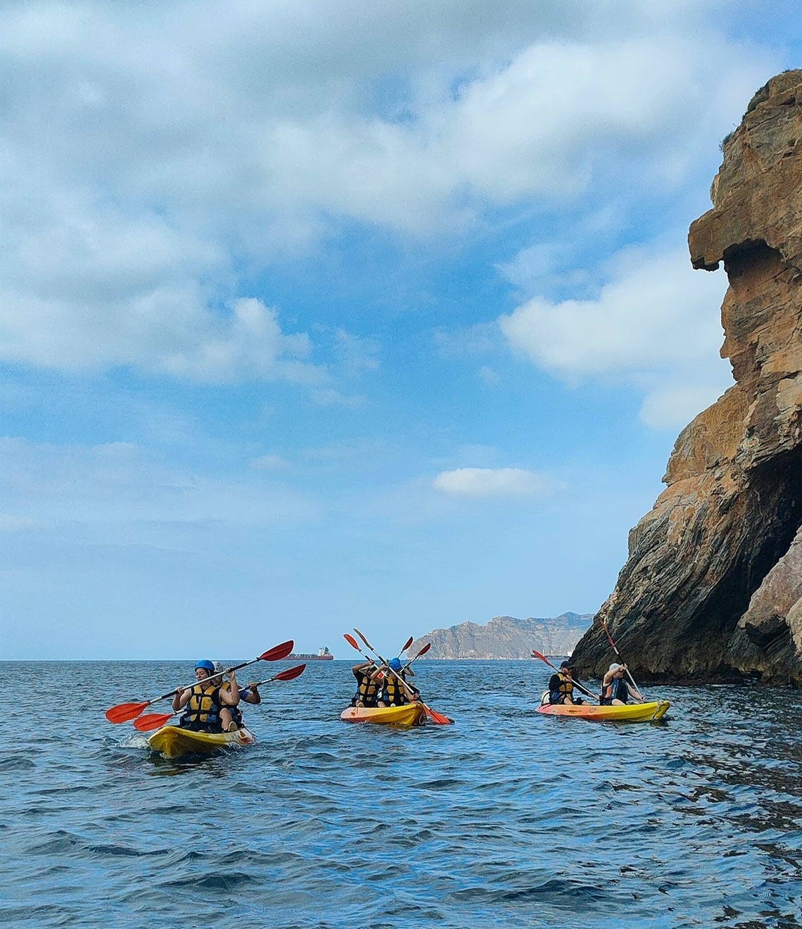 un grupo de personas en kayaks en el océano