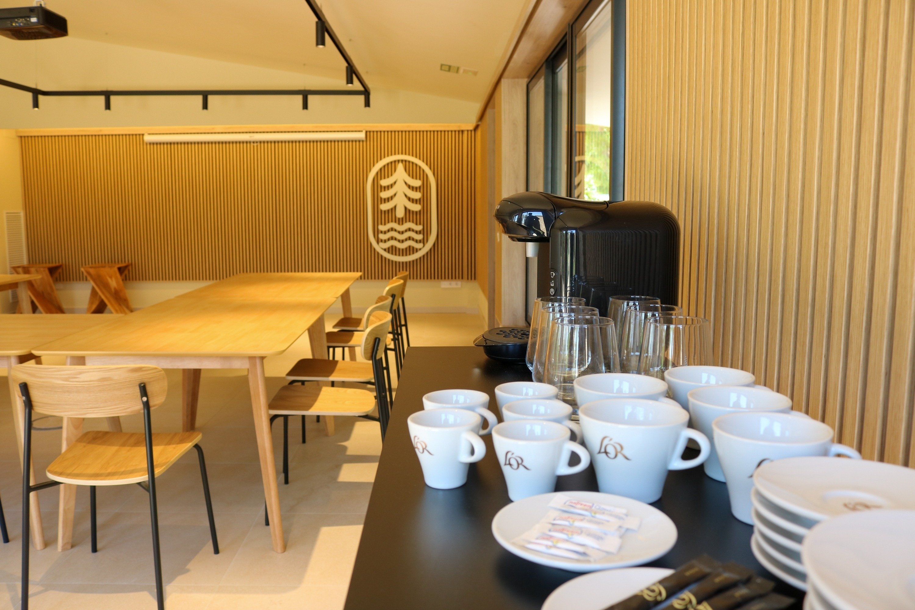 a row of coffee cups with the letter r on them