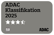 ein graues Etikett mit der Aufschrift adac tipp 2023