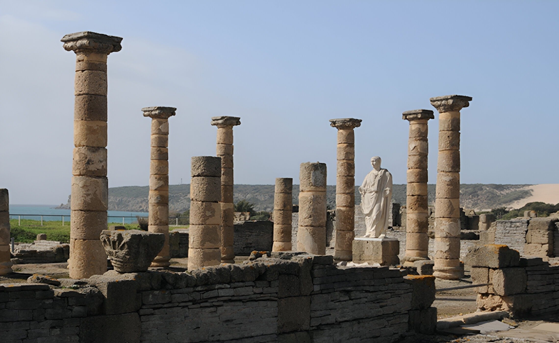 un edifici antic amb columnes i una estatua
