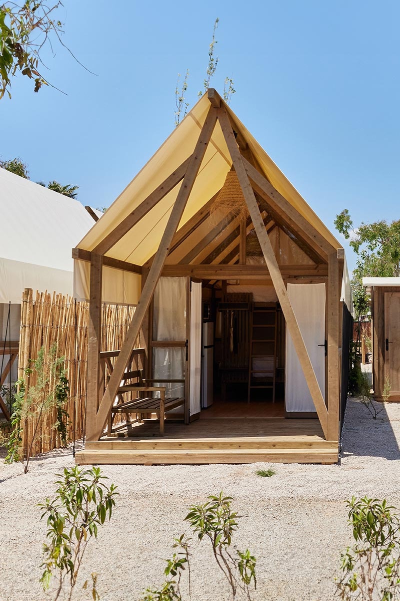 una casa de fusta amb una tenda a l' exterior