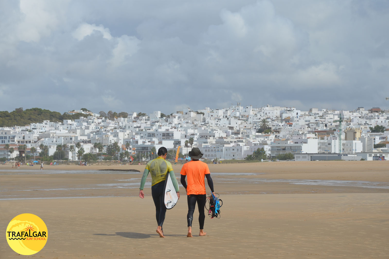 un grupo de surfistas se paran en la playa con sus tablas de surf
