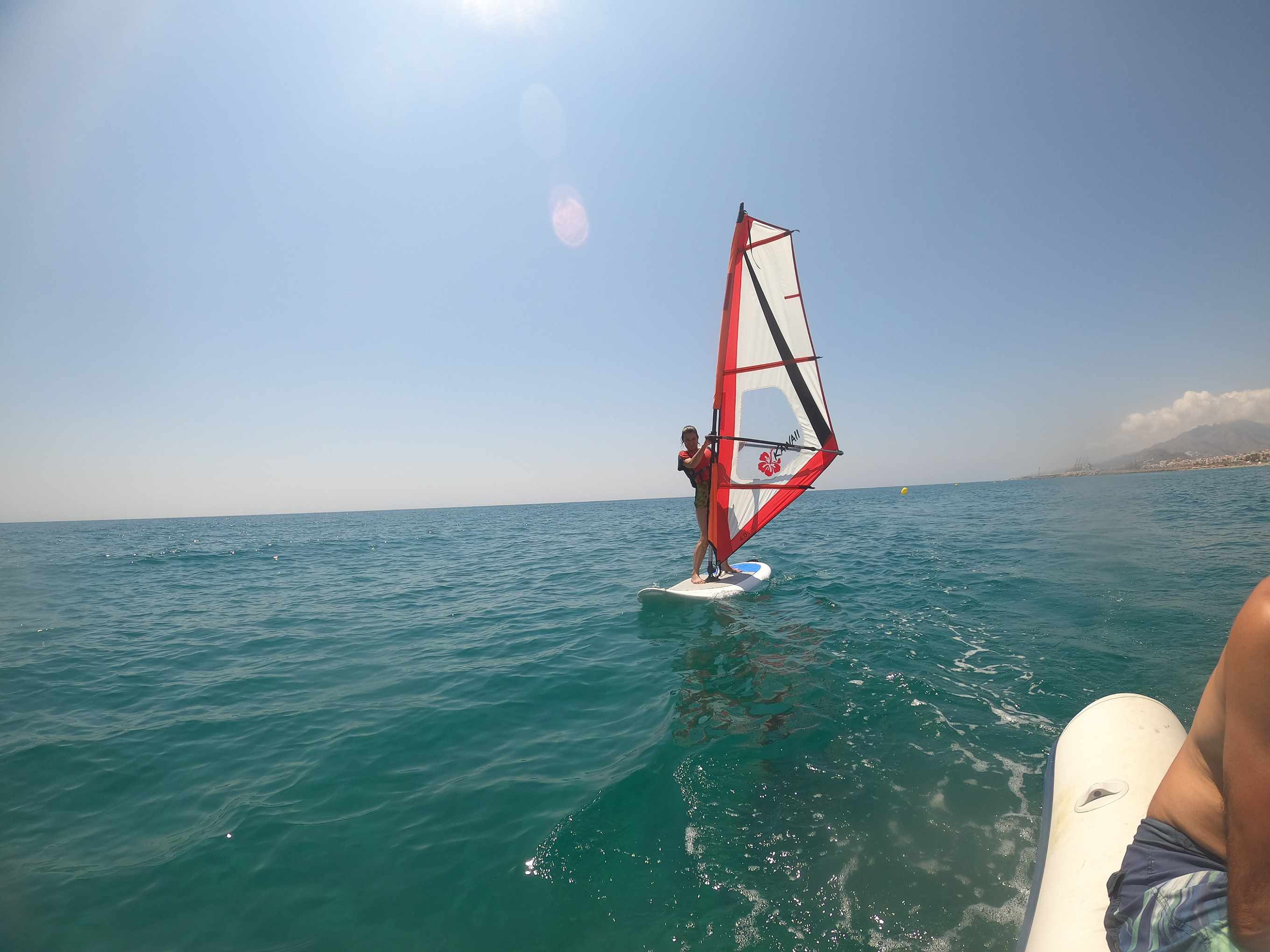 Taiga: Corporativa - Personas haciendo windsurf en aguas abiertas.