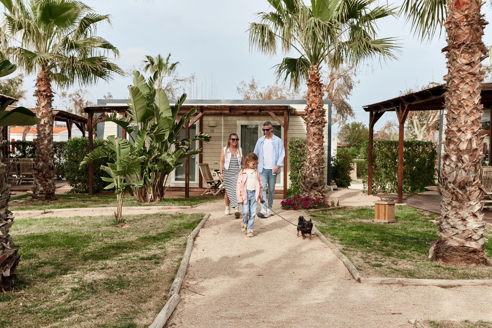 Familia paseando perro en TAIGA Delta de l’Ebre, campings y resorts en España.