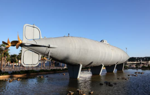 una ciudad llena de edificios blancos y techos de tejas