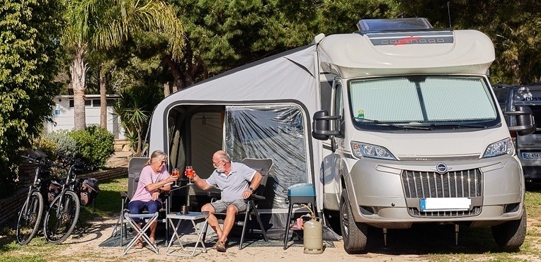 un rv blanc amb la imatge d ' un rv a la paret