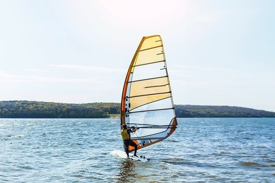 dos personas con mochilas caminan por un sendero en las montañas