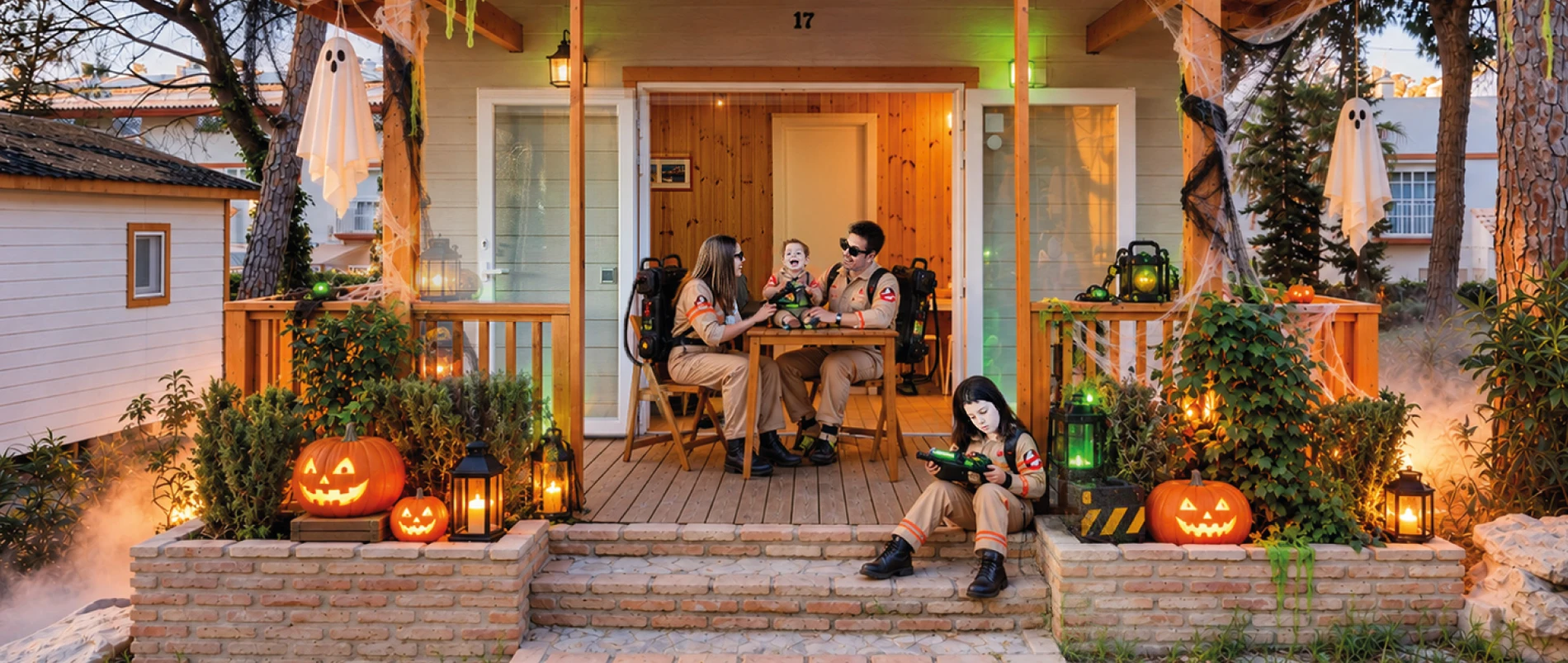 Niños celebrando Halloween con calabazas iluminadas en TAIGA Campings & Resorts.