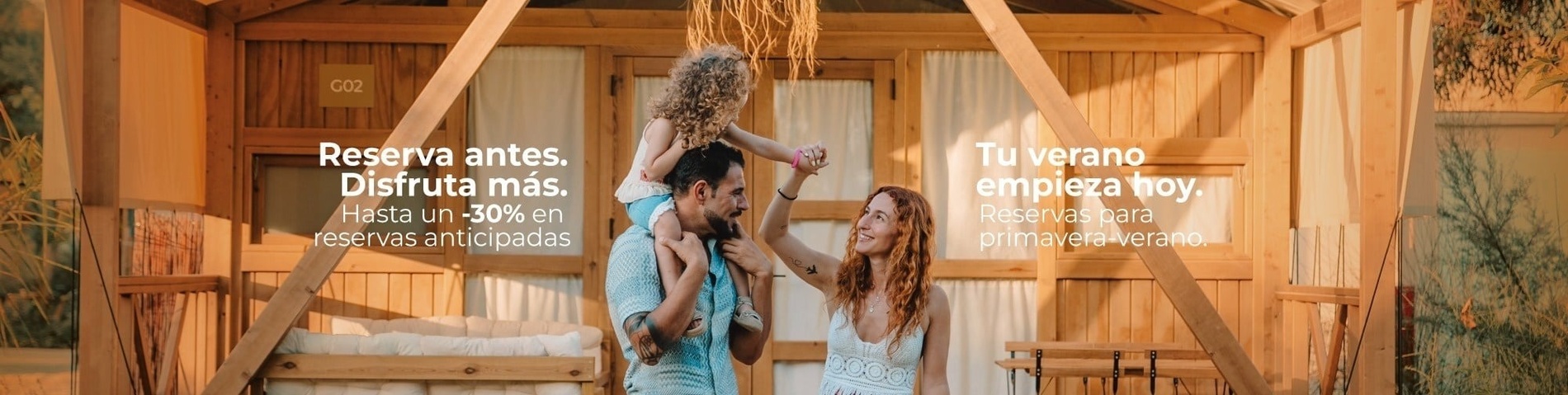 Una familia disfruta en una cabaña de madera mientras se promocionan reservas anticipadas con hasta un 30% de descuento para la temporada primavera-verano.
