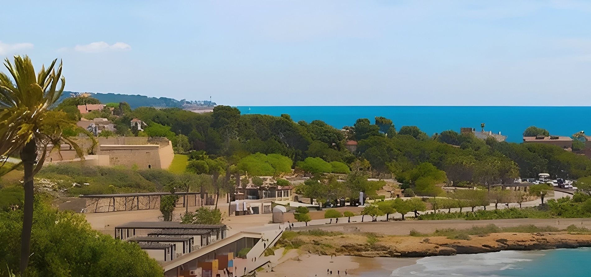 un edifici a l' aire lliure a la platja