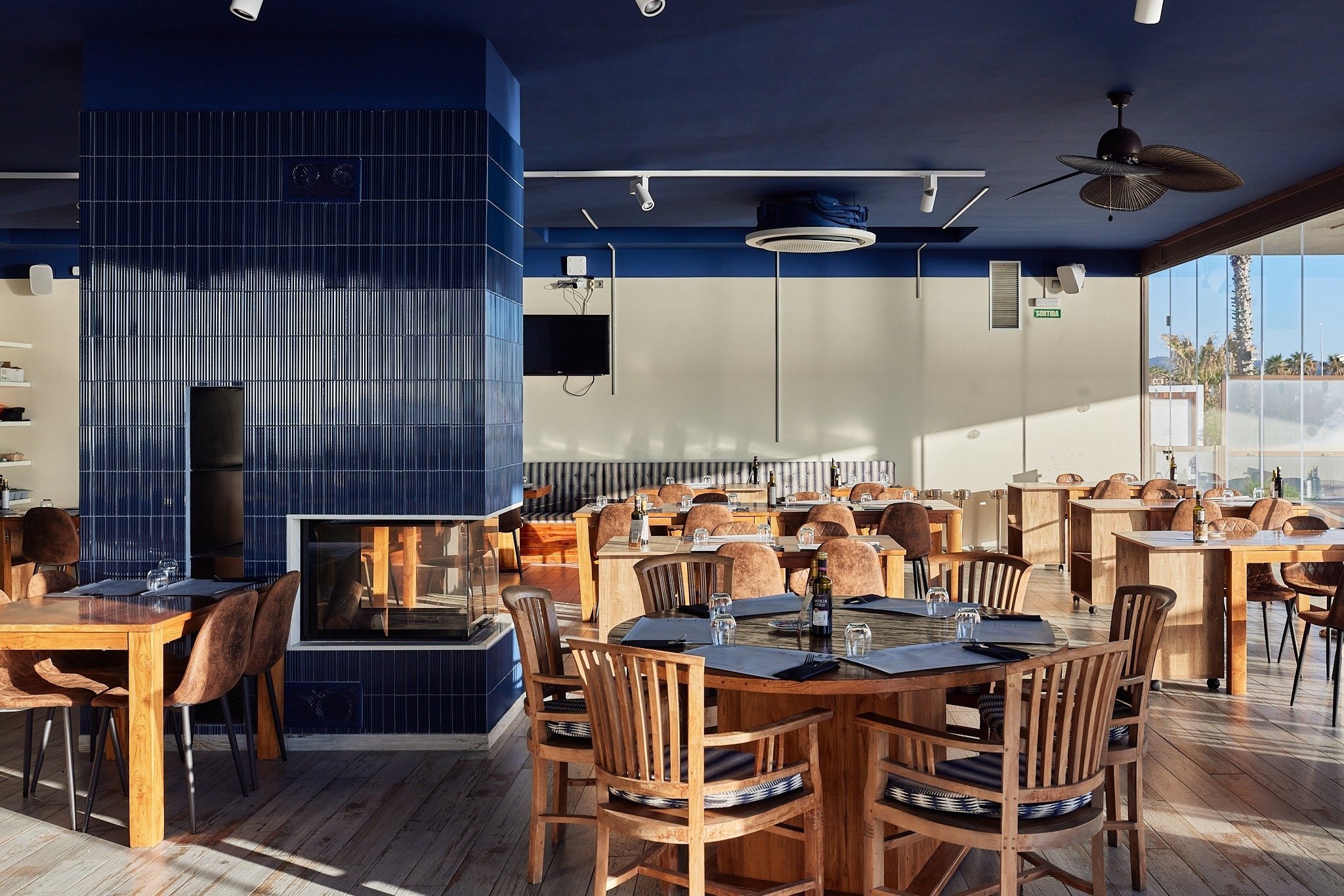 a restaurant with tables and chairs and a sign that says salida