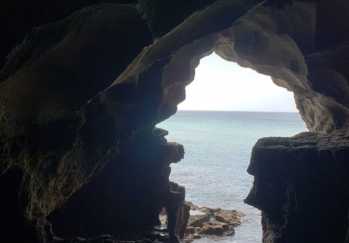 une vue de l' océan depuis l' intérieur d' une grotte