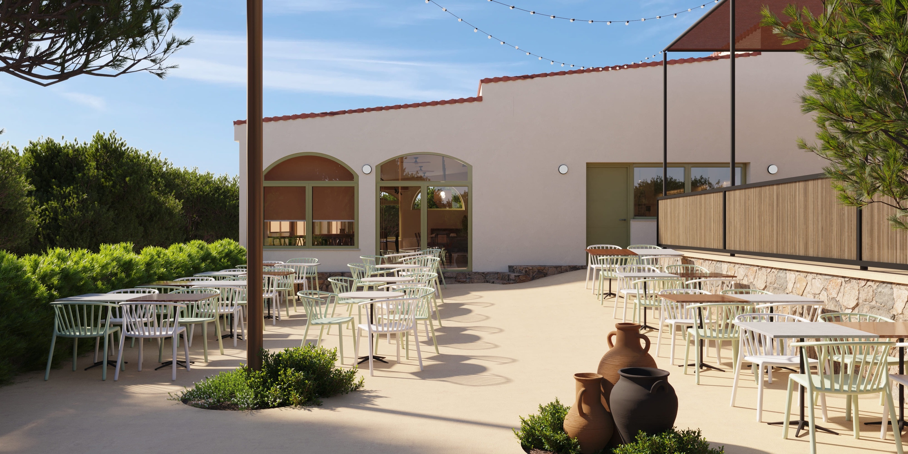 une terrasse avec des tables et des chaises à l' extérieur d' un bâtiment blanc